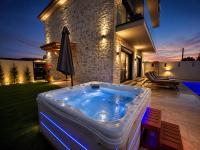 Amfi Luxury Villa 4BR with Private Pool by Villa Mana Gers - B&B Sarakinádhon