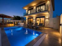 Amfi Luxury Villa 4BR with Private Pool by Villa Mana Gers - B&B Sarakinádhon