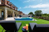 Stone villa with heated pool - B&B Čabrunići