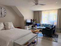 Quiet 2BR Retreat - In-Unit WD - Free Beach Pass - Ferienwohnung Osterville