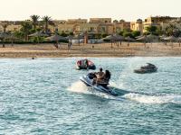 Poolside 2BR Chalet at Einbay Resort Steps from the Water - Chambres d'hôtes Al ‘Ayn as Sukhnah