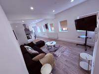 Cozy 2 BDR Apt TVs WiFi Free parking games - B&B Wolverhampton