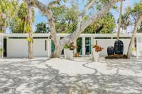 Siesta Key Beach - Sauna - Heated Saltwater Pool - Family & Pet Friendly - Fenced in Back Yard - Beach Gear & Beach Bikes Included -Zachs Private Beach House - B&B Siesta Key