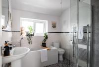 4Bedrooms - 7 Beds House, Garden, Free Parking, Sleeps 12 Bedford - B&B Bedford