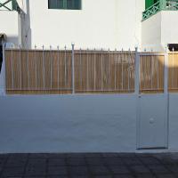 Modern Studio with Sunny Terrace - Steps from the Beach - Chambres d'hôtes Puerto del Carmen