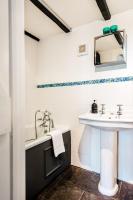 Old Malthouse 2 bedroom cottage in the heart of Padstow with parking - Chambres d'hôtes Padstow