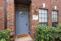 Music-Themed Montrose 2BR Townhome Sleeps 10 with Gated Parking - Chambres d'hôtes Houston