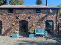 Ty Bach Coch - Bed and Breakfast Scethrog