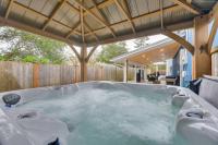 Westport Home w/ Hot Tub: 2 Blocks to Beach! - B&B Westport