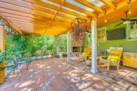 Walk to the Alamodome! Quirky Gem w/ Private Patio - B&B San Antonio