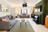 Ardee Retreat - Sleeps 6, Group Stays, Garden, Walk to Town - B&B Ardee