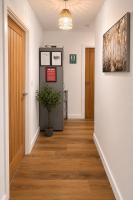 2-Bedroom Staines Apartment Near Heathrow Airport With Free Parking - B&B Staines