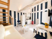 Apt duplex ou plain pied tout confort plein centre ville Bayeux proche commerces, restaurants, avec terrasse privative ou jardin commun aménagé clos, parking gratuit à proximité, proche plages du débarquement - Chambres d'hôtes Bayeux