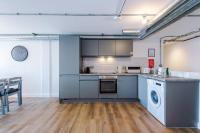 Modern Studio Apartment with Sofa Bed by M6 J21 - B&B Warrington
