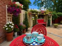 Two-Bed Home Near Central Line, Garden & Parking - B&B Theydon Bois