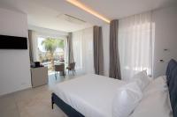 Habitación con cama grande y vistas al mar