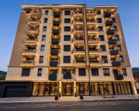 Central Apt with Free Parking, Balcony & Walk to Center - Chambres d'hôtes Skopje