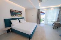 Habitación con cama extragrande y vistas a la piscina