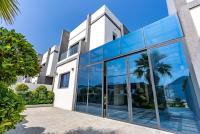 Exclusive 4BR Villa with Assistant Room, Lush Garden & Private Pool Facing Panoramic Sea Views, Al Dana Island, Fujairah by Deluxe Holiday Homes - Chambres d'hôtes Fujairah