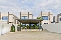 Exclusive 4BR Villa with Assistant Room, Lush Garden & Private Pool Facing Panoramic Sea Views, Al Dana Island, Fujairah by Deluxe Holiday Homes - Chambres d'hôtes Fujairah