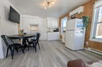 Relaxing Chalet Getaway with Spa Fireplace & BBQ - B&B Saint-Tite-des-Caps