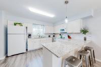 Santa Rosa retreat steps from private beach with pool & balcony - B&B Santa Rosa Beach