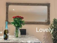 2 BDR plus Spacious Lounge Executive Delightful Apartments at Desirable Locations in Kensington and Chelsea by Ricky & Giustina Collection - W8 SW3 SW5 SW7 SW10 - Fully equipped and perfect for long stays - Chambres d'hôtes Londres