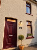 NEW! Beautiful Home I Garden I Parking I Sleeps 6 - B&B Abergavenny