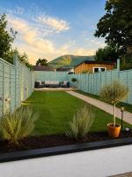 NEW! Beautiful Home I Garden I Parking I Sleeps 6 - B&B Abergavenny