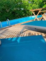 Gîtes Les Perouilles - La Roulotte Climatisée avec Jacuzzi et Piscine Hors sol de Josépha - B&B Puymiclan