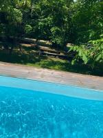 Gîtes Les Perouilles - La Roulotte Climatisée avec Jacuzzi et Piscine Hors sol de Josépha - B&B Puymiclan