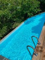 Gîtes Les Perouilles - La Roulotte Climatisée avec Jacuzzi et Piscine Hors sol de Josépha - B&B Puymiclan