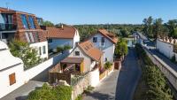 Charming Historic Cottage with Two Apartments near Prague Zoo - B&B Prague