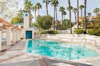 Glamorous Regal Design Home with Private Patio and Garage - Chambres d'hôtes Laguna Hills