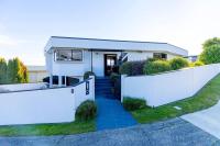 Harvey Heights Retreat - with lake views, spa, and space for parking boat - Ferienwohnung Taupo