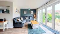 Ocean Cove - Part of the The Bay Filey Holiday Village with pool, gym and direct beach access, pub, restaurant, tennis and meadows walks - B&B Reighton