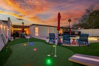 Poolside Oasis w Hot Tub, Arcades, & 2 Kings - B&B Litchfield Park