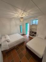 Deze driepersoonskamer heeft een gedeelde badkamer.