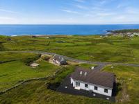 4 Bedroom Traditional Cottage with Sea View By Travel Lets Holiday Homes Gweedore - B&B Gweedore