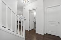 Luxury Cranston Home King Beds 77 TV BBQ - Bed and Breakfast Calgary