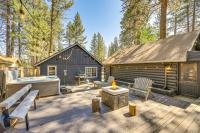 Walk to Slopes & Lake! Modern Log Cabin w/ Hot Tub - Chambres d'hôtes Big Bear Lake