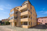 Apt Rosa Walk To Beach with Balcony - Happy Rentals - B&B Medulin