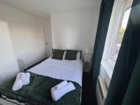 The Snuggle Spot 3 Bed Apartment above shops - Free Wifi and Netflix and Free Parking - B&B Nottingham
