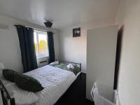 The Snuggle Spot 3 Bed Apartment above shops - Free Wifi and Netflix and Free Parking - B&B Nottingham