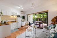 37 Reef Club Apt with Spa - Steps to Town & Beach - B&B Port Douglas