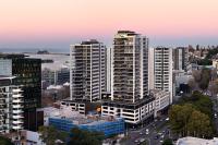 Luxury Newcastle Apartment - Views Pool & Parking - Bed and Breakfast Wogamia