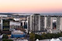 Luxury Newcastle Apartment - Views Pool & Parking - Bed and Breakfast Wogamia