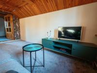 Charming Private Floor with Garden Views & Coffee - Ferienwohnung Liepāja