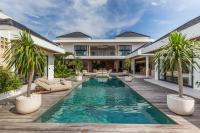 Villa Selena Space Luxury 4BR 15m Pool BBQ Staffed - B&B Seminyak