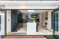 Contractors & Re-locators Modern 5 BR House, Van & Car Parking, EV Plug, Sleeps 8 - Chambres d'hôtes Brighton